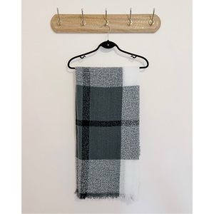 NWT blanket scarf, white and grey plaid